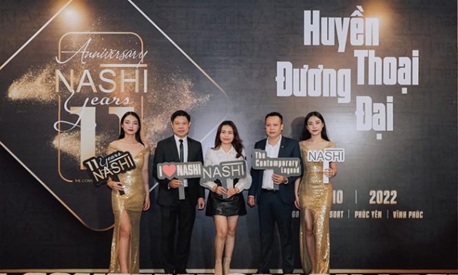 Những dấu son lịch sử Thiên An Cosmetics được thành lập vào 07/07/2009 tại trụ sở Số 10 Lê Quý Đôn, Hai Bà Trưng, Hà Nội. Có thể nói rằng, những năm tháng đầu đời là những bước đi đầu tiên đầy khó khăn về mọi mặt nhân sự, tài chính đặc biệt là những khó khăn về đặc trưng thị trường ngành mỹ phẩm nhưng chính những bước chân đầu tiên ấy lại xây dựng được một nền tảng vững chắc cho sự phát triển sau này. Những dấu mốc quan trọng trong 5 năm đầu tiên: Năm 2008: hình thành đội ngũ quản lý cấp cao và đinh hướng chiến lược KINH DOANH Năm 2009: thành lập Công ty TNHH TMDV Thiên An – NPP độc quyền thương hiệu mỹ phẩm chăm sóc Fudge – Australia Năm 2010: trở thành NPP độc quyền thương hiệu mỹ phẩm chăm sóc tóc Landoll từ Italy Năm 2011: Tổ chức đêm hội Hairshow ” Lắng nghe hơi thở của tóc ” vào T03.2011 của thương hiệu Landoll – Milano. Năm 2012: hoàn thiện đội ngũ nhân viên chuyên nghiệp tại các phòng ban. Năm 2013: Hoạt động bứt phá Trở thành NPP độc quyền thương hiệu mỹ phẩm tóc Select từ Đức. Tổ chức thành công Hair Show Landoll lớn tại khách sạn Hilton Hà Nội với 200 NTMT nổi tiếng tham dự. Chính thức ra mắt thương hiệu Landoll tại thị trường HCM. Tổ chức hàng loạt hội thảo kỹ thuật chuyên sâu tại khắp tỉnh thành phía Bắc với sự đồng hành của thương hiệu Select và các chuyên gia kỹ thuật đến từ học viện Asuka Nhật Bản. Năm 2014: Phát triển bền vững Chuyển văn phòng đến trụ sở mới tại số 94 Lương Yên với quy mô mở rộng, thiết bị văn phòng hiện đại và không gian làm việc xanh. Chính thức ra mắt học viện Nghệ Thuật Tóc V-Art Hair Academy. Có thể nói rằng, đến thời điểm hiện tại Thiên An Cosmetics đang thể hiện sự phát triển và vươn lên mạnh mẽ với những kết quả đáng ghi nhận. Chỉ trong 5 năm đầu tiên Nhân sự từ 5 người tăng lên xấp xỉ 40 người, doanh số bình quân tháng tăng gấp 10 lần, số lượng KH mua hàng tăng gấp 5 lần và phân phối độc quyền 4 thương hiệu trên toàn quốc. Năm 2016-2017: Phát triển vượt bậc về quy mô Trong hai năm này, Thiên An có bước phát triển như vũ bão về quy mô công ty và các thương hiệu phân phối. Tháng 7/2016 chính thức ra mắt thương hiệu Tricol trên toàn quốc với một loạt các hội thảo được tổ chức trên khắp các tỉnh thành. Nhân sự tính đến thời điểm 2017 xấp xỉ 70 người. Chi nhánh HCM có sự bứt phá và nhiều dấu hiệu tích cực. Năm 2018: Bước chuyển mình ngoạn mục Năm 2018 đánh dấu một sự chuyển mình mạnh mẽ của Thiên An khi dám bứt phá để có thể đi xa hơn. Chỉ trong năm 2018, Thiên An mở rộng quy mô khi phân phối thêm 3 thương hiệu mới: Real Star – Italia, Ford Cosmetic- Nhật Bản, đặc biệt thương hiệu Ecolove do chính Thiên An sở hữu. Không dừng lại ở đó, năm 2018 còn đánh dấu bước khởi nghiệp đầy thách thức khi dấn thân vào lĩnh vực mỹ phẩm da với thương hiêu 727 – Nhật Bản. Năm 2019: Tái định vị và khẳng định vị thế Mỗi lĩnh vực mới luôn mang đến muôn vàn thách thức nhưng cũng đi kèm nhiều cơ hội. Với những sự dịch chuyển mạnh mẽ trong năm 2018 vừa qua, Thiên An đã có những hành động cụ thể trong chiến lược tái định vị của mình trong năm 2019. Thiên An hoạt động với 4 lĩnh vực kinh doanh bao gồm: Mỹ phẩm tóc, Mỹ phẩm da, Giáo Dục và Bán lẻ. Mỗi chặng đường qua đi đều có bước chân của những nỗ lực không ngừng nghỉ và với chiến lược mới, Thiên An tin rằng, chúng tôi sẽ mang tới những giá trị mới không chỉ cho lĩnh vực làm đẹp mà còn mang lại những giá trị mới cho cộng đồng. Thành công không đợi tuổi Thành quả lớn nhất mà Thiên An Cosmetics đạt được đến thời điểm hiện tại không gì khác đó chính là thiết lập được một mạng lưới khách hàng trải rộng khắp toàn quốc và một hệ thống nhân viên với tràn đầy đam mê, sức trẻ và sự nhiệt huyết. Khách hàng chính là nguồn sống của bất cứ doanh nghiệp nào và thấu hiểu chân lý ấy, Thiên An đã xây dựng cho mạng lưới khách hàng của mình những chính sách ưu đãi đặc biệt và sự chăm sóc chuyên nghiệp bằng cả tâm huyết. Không chỉ đơn thuần gửi đến KH những CT khuyến mại hàng tháng mà sự đổi mới liên tục trong cách thức triển khai cũng như đón đầu những xu hướng hỗ trợ về kỹ thuật, hình ảnh và gây dựng danh tiếng cho khách hàng chính là bí kíp giữ chân khách hàng của Thiên An. Đội ngũ nhân viên chính là nguồn chất xám cho doanh nghiệp. Với một thế hệ nhân viên tài năng, trẻ trung, giàu nhiệt huyết “ dám nói, dám làm, dám chịu trách nhiệm” CBNV Thiên An không chỉ cùng nhau chinh phục mọi khó khăn mà còn tạo nên một khối đoàn kết vững mạnh nội bộ, sẵn sàng chiến đấu với bất kỳ thử thách và khó khăn. Sự lựa chọn của tương lai Không ngủ quên trên những chiến công đã đạt được, Thiên An tích cực làm mới chính mình và lựa chọn cho tương lai một hướng đi thực sự khác biệt “ Mô hình doanh nghiệp đa năng”. Khởi đầu chỉ đơn giản là phân phối những sản phẩm chất lượng cho người tiêu dùng. Nhưng, như vậy là chưa đủ để tạo nên một hệ thống toàn diện. Năm 2019, Thiên An đã có những bước đi đột phá mạnh mẽ hơn bằng việc tái định vị, khởi nghiệp ở những lĩnh vực mới với tư duy “ Dám Nghĩ, Dám Làm, Dám chịu trách nhiệm”.